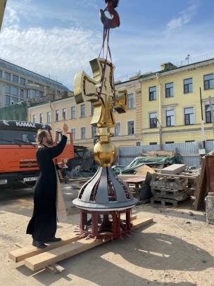 Молебен в честь установки креста на  часовне-ротонде